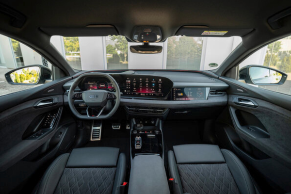 Audi Q6 e-tron
Plataforma PPE, autonomia avançada, cockpit digital futurista.